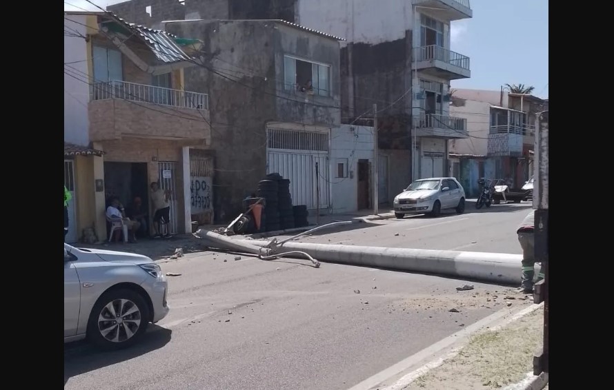 Após carro bater e derrubar poste via de acesso à Praia do Meio é