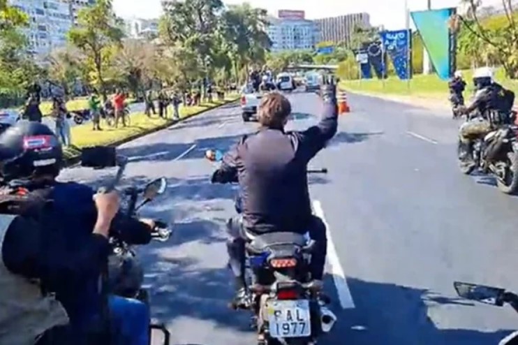 VÍDEO Bolsonaro chega ao Rio e participa de motociata antes de novo