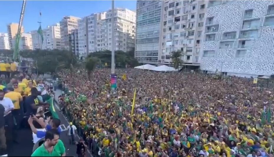 VÍDEOS Manifestantes fazem ato a favor de Bolsonaro na Praia de