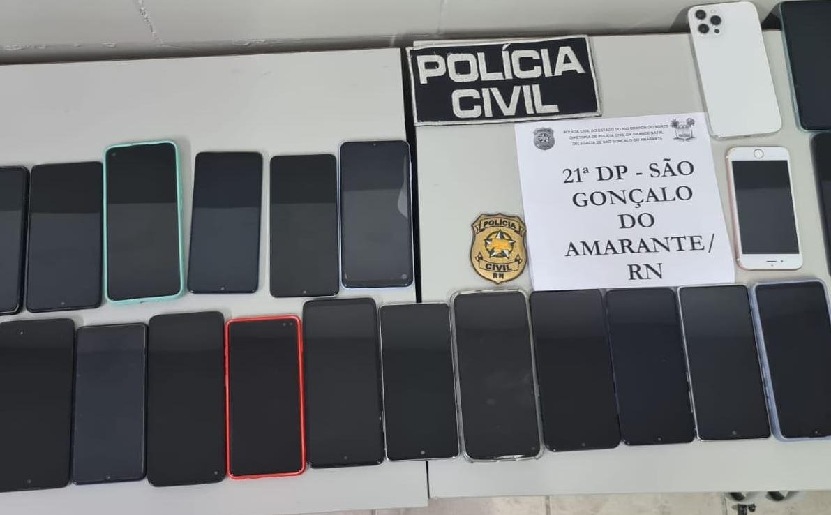 Polícia Civil apreende 24 aparelhos celulares e prende suspeito por