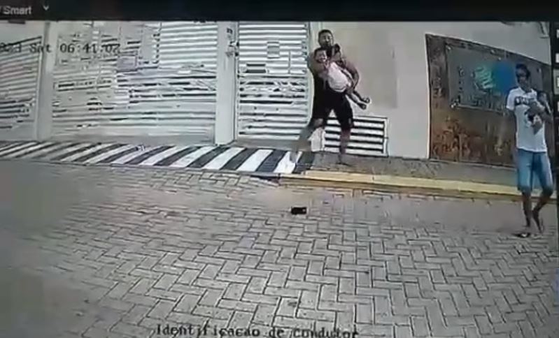 VÍDEO Homem tenta sequestrar criança na porta de condomínio na Grande