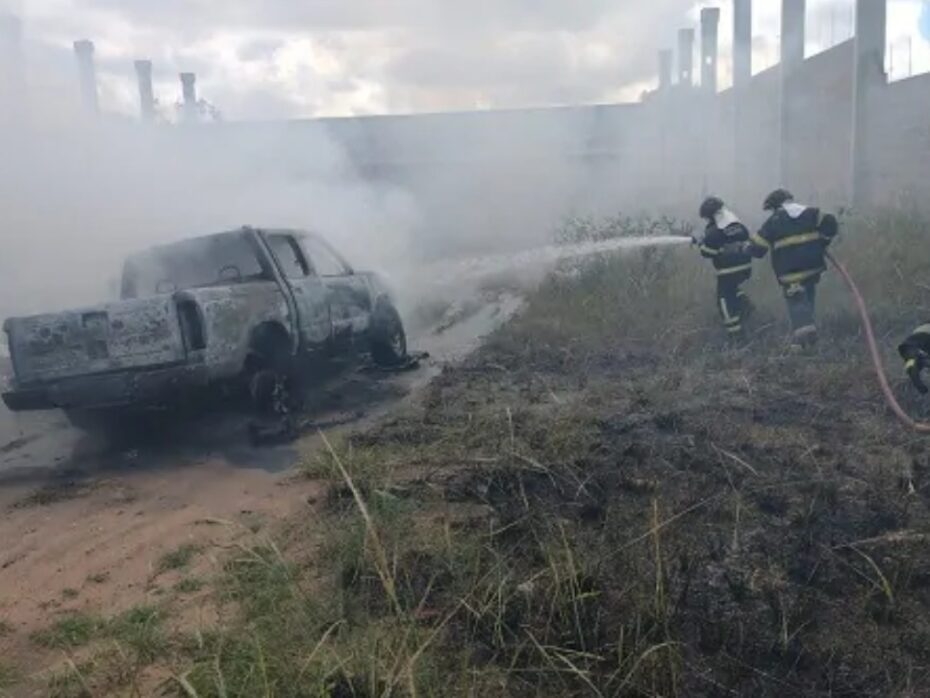 Bandidos ateiam fogo em carro em Parnamirim na manhã deste sábado 25