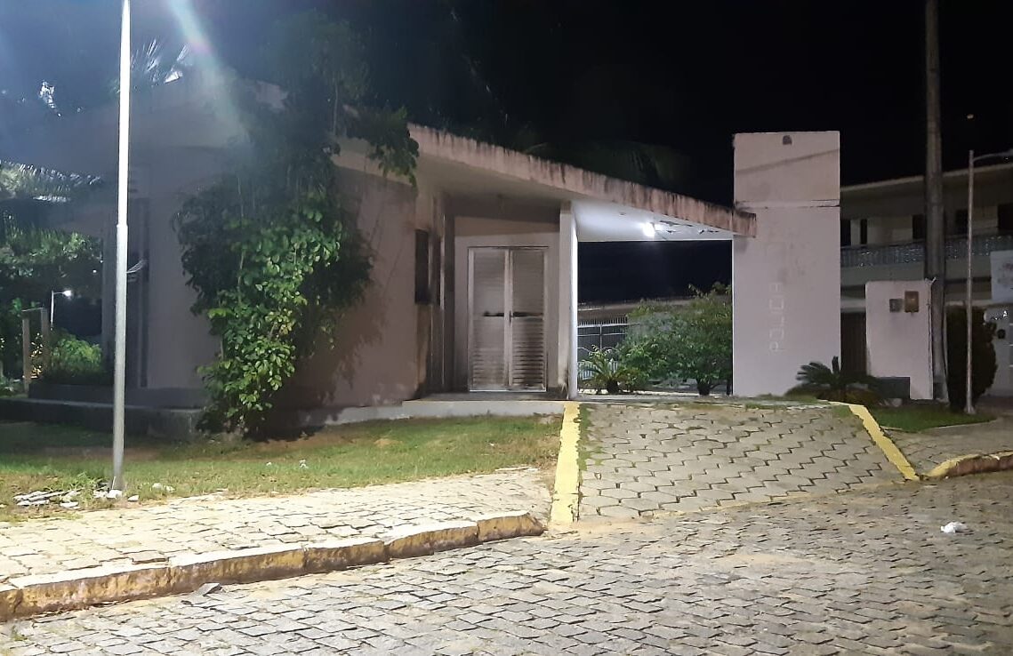 Bandidos ateiam fogo em posto da PM em Neópolis na Zona Sul de Natal