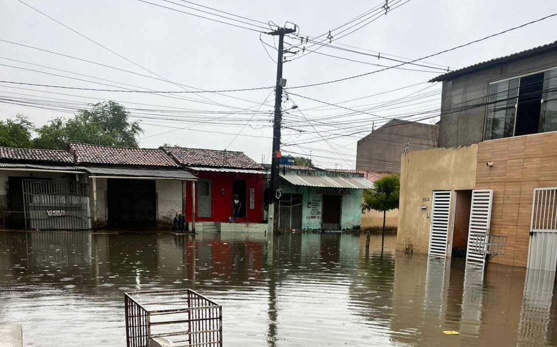 Chuva alaga ruas invade casas e causa suspensão de aulas e viagens de