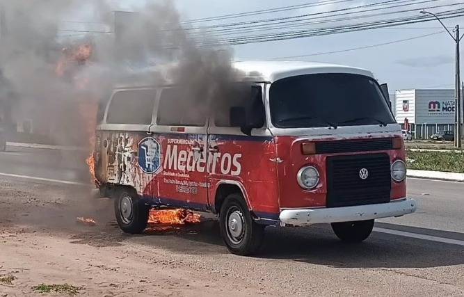 V Deo Kombi Pega Fogo E Fica Completamente Destru Da Na Br Na