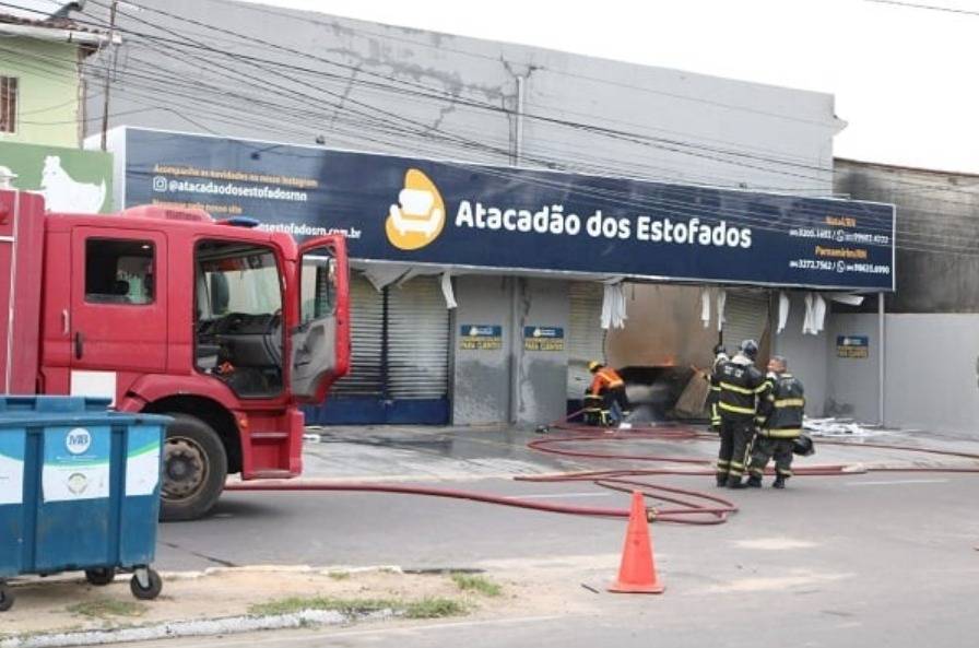 VÍDEO Fábrica de estofados em Parnamirim pega fogo e tem incêndio de