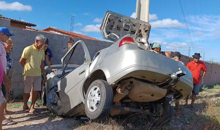 Jovem De Anos Morre Ap S Capotar Carro E Bater Em Poste S Margens