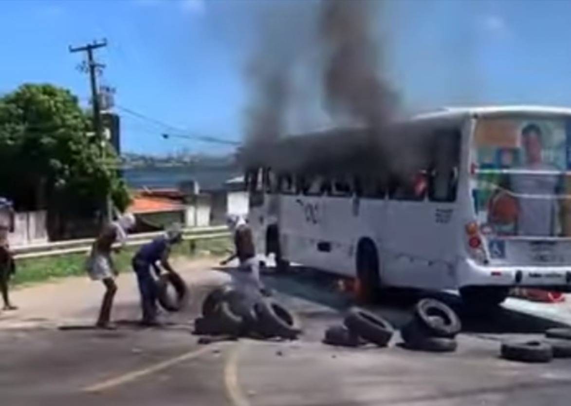 VÍDEO Ônibus é incendiado na Ponte de Igapó e trânsito fica