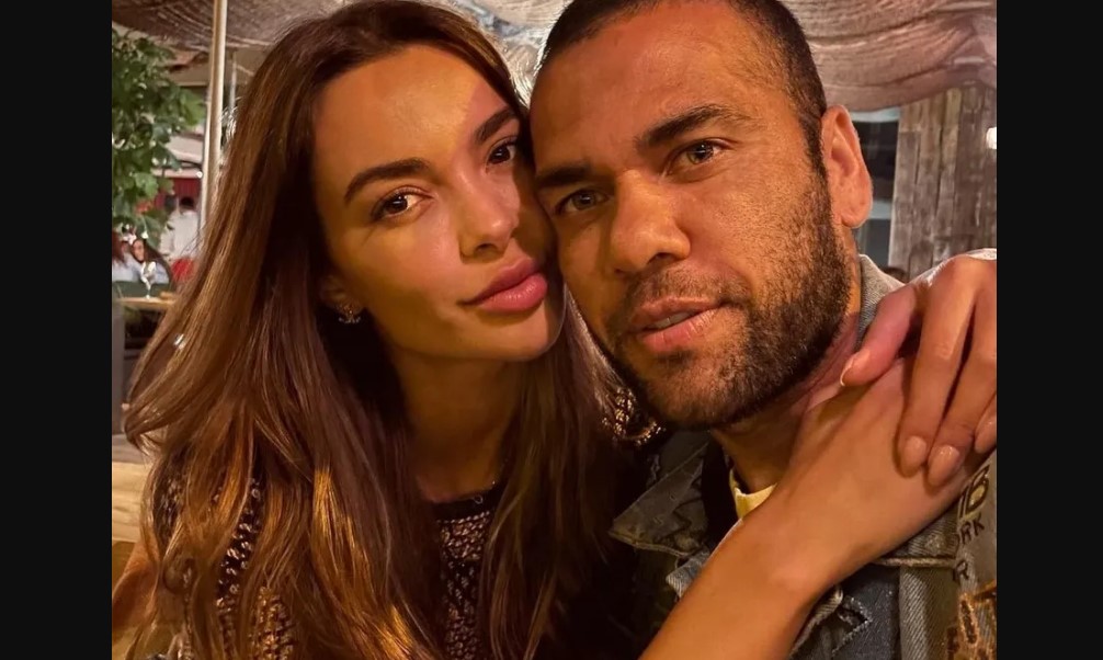 Esposa de Daniel Alves publica foto de mãos dadas o jogador veja