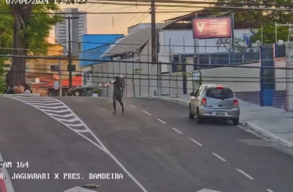 VÍDEO Câmeras da STTU flagram homem furtando placas de sinalização na