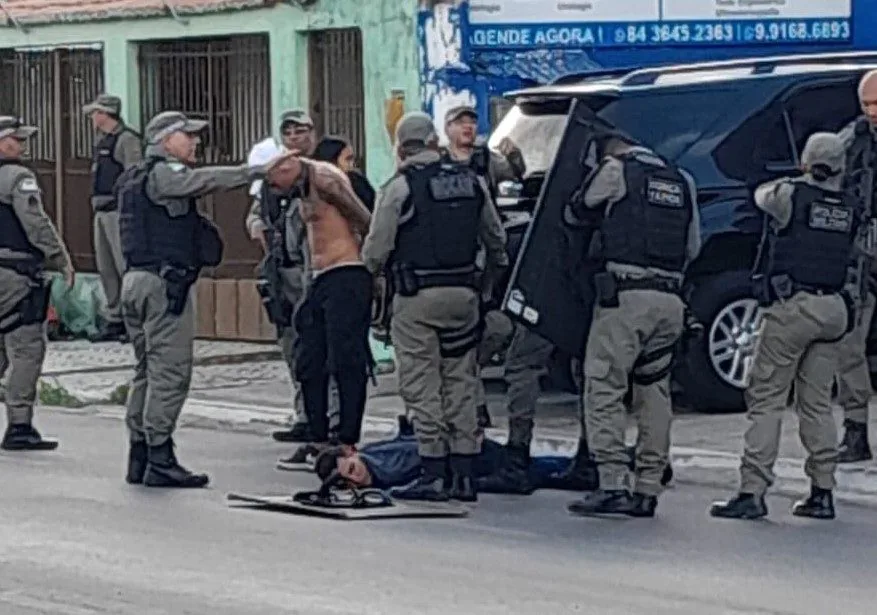 Bandidos presos após assalto com reféns na tarde desta segunda-feira (23) em Parnamirim - Foto: Reprodução