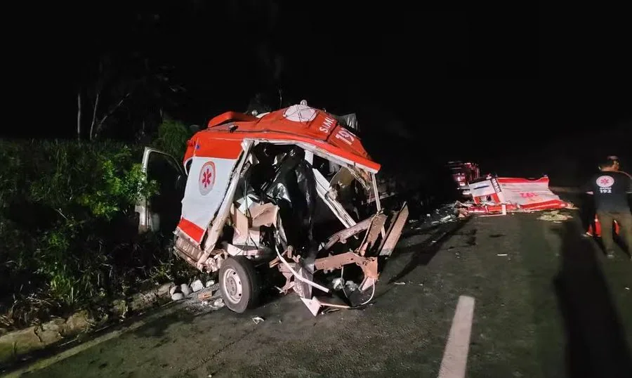 Batida entre caminhão e ambulância deixa mortos no Paraná — Foto: Corpo de Bombeiros