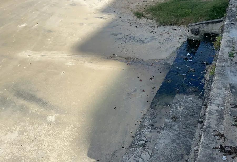 Esgoto jorrando na Praia de Areia Preta, em Natal - Foto: Reprodução