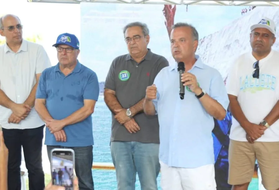 Senador Rogério Marinho (PL) discursa durante evento na Praia de Búzios, na tarde desta quarta-feira (22) - Foto: Demis Roussos / Assessoria