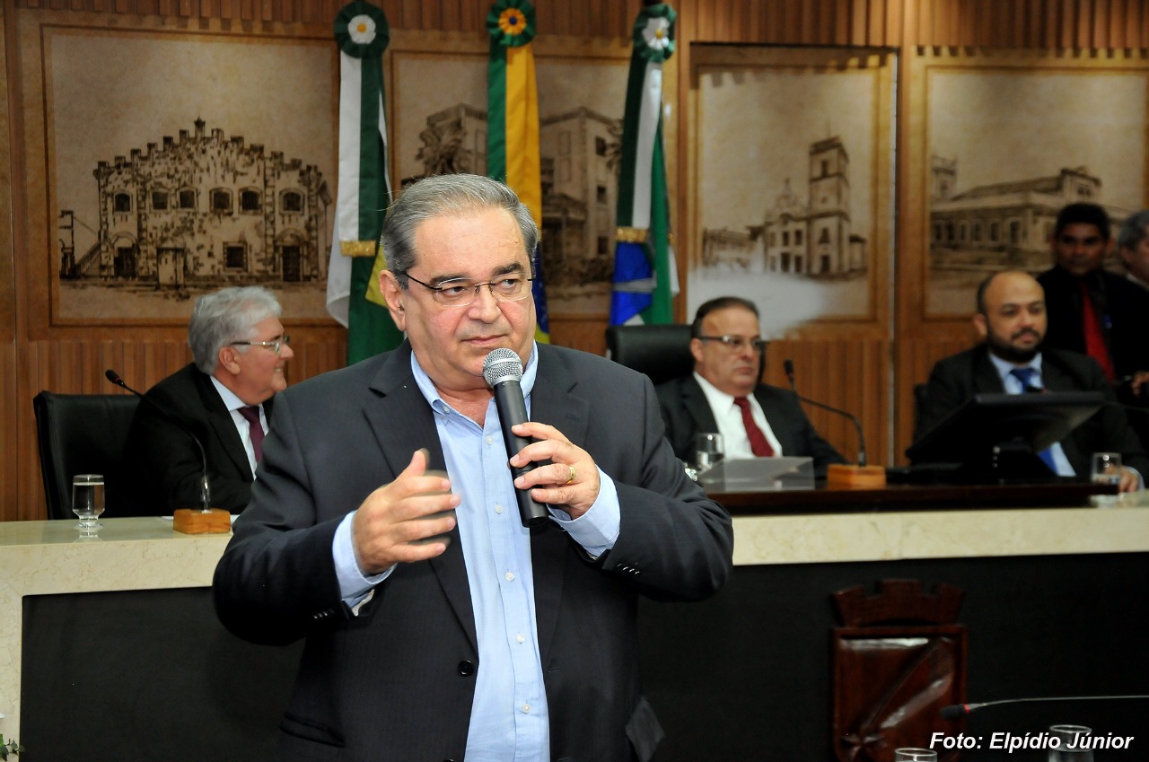 Um dia após publicação, prefeito Álvaro Dias resolve suspender cobrança de R$ 50 mil a empresas de transporte por aplicativo. Foto: Elpídio Júnior/CMNat