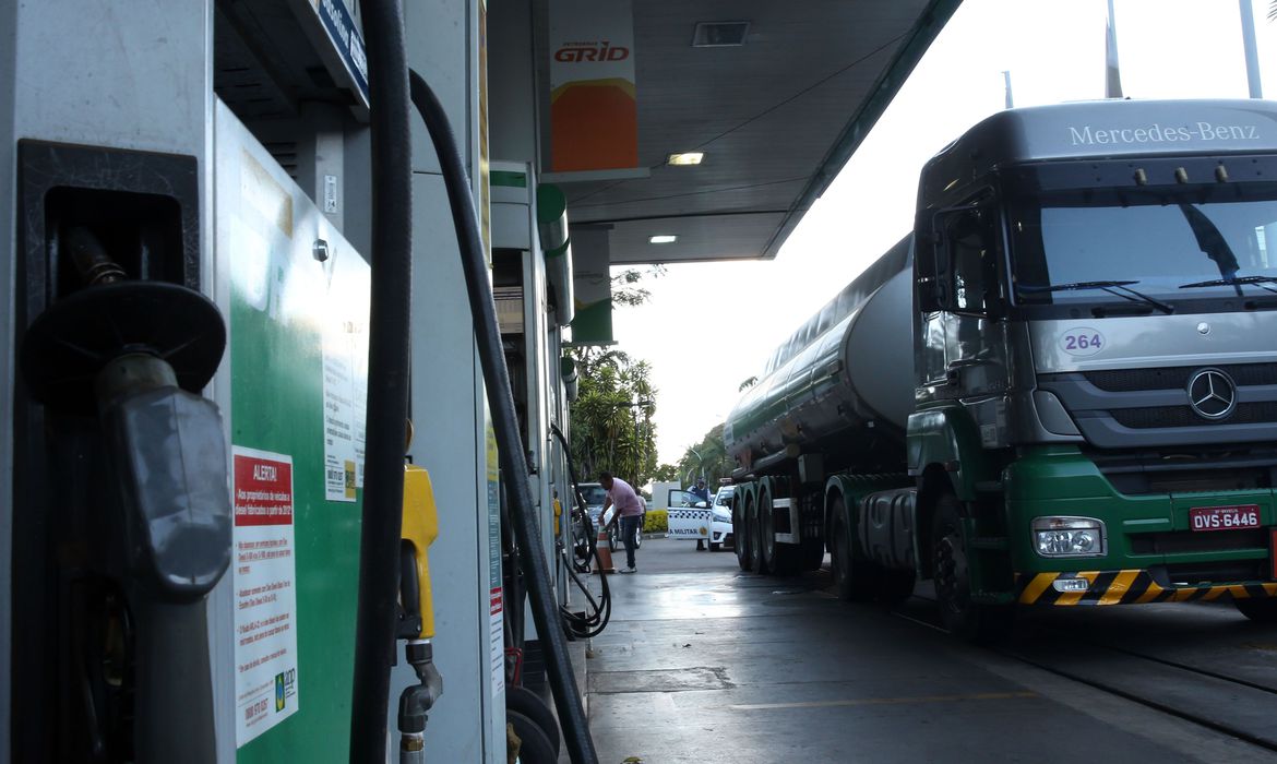 Caminhão tanque em posto de gasolina (ilustrativo) - Foto: Reprodução