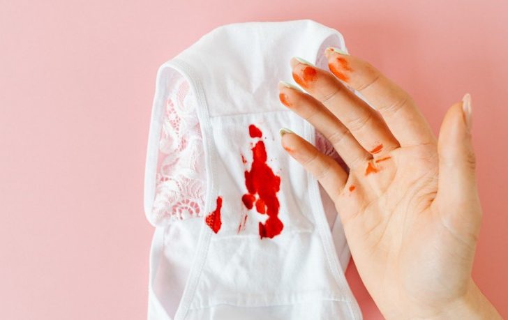 PM precisou tirar a farda para limpar mancha de menstruação e recebeu voz de prisão por ficar à paisana - Foto: Pexels