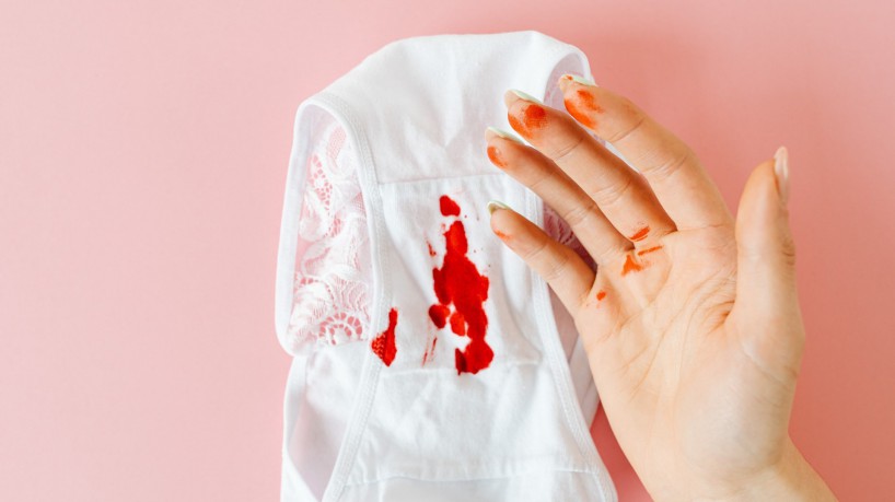 PM precisou tirar a farda para limpar mancha de menstruação e recebeu voz de prisão por ficar à paisana - Foto: Pexels