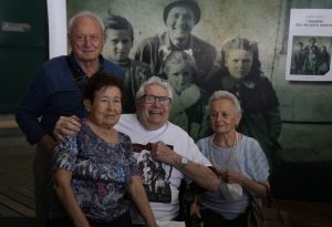 Martin Adler, Giulio, Mafalda e Giuliana Naldi se reencontram sete décadas após incidente na Itália — Foto: Antonio Calanni/AP