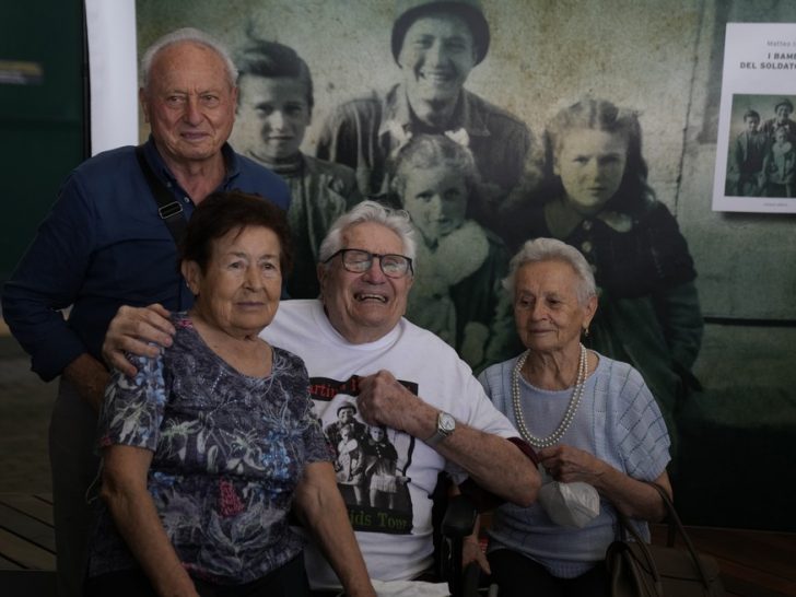 Martin Adler, Giulio, Mafalda e Giuliana Naldi se reencontram sete décadas após incidente na Itália — Foto: Antonio Calanni/AP