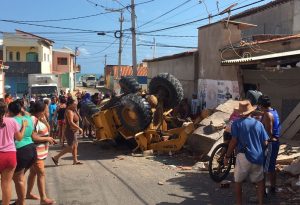 Trator destrói casa em Areia Branca - Foto: Reprodução/Redes sociais