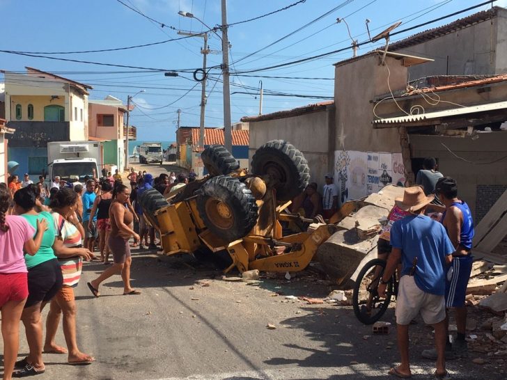 Trator destrói casa em Areia Branca - Foto: Reprodução/Redes sociais