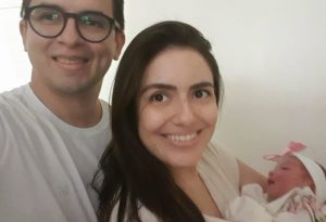 Emanoel Chaves e a esposa, Mariela Costa com a filha Clara, que nasceu em um elevador — Foto: Reprodução/g1