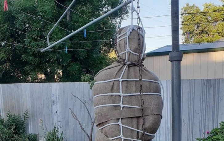 Decoração de halloween era similar a um corpo amarrado - Foto: Divulgação/Facebook