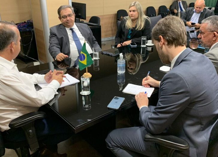 Ministro Rogério Marinho recebeu o prefeito e auxiliares. Foto: Assessoria