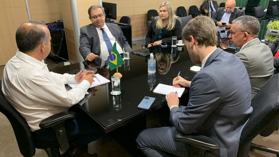 Ministro Rogério Marinho recebeu o prefeito e auxiliares. Foto: Assessoria