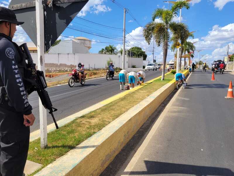 Presos são levados para pintar meio fio em Pau dos Ferros - Foto: Reprodução/Twitter