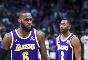 A agressão marcou o jogo que ficou tenso após a virada dos Lakers - Foto: Getty Images via AFP