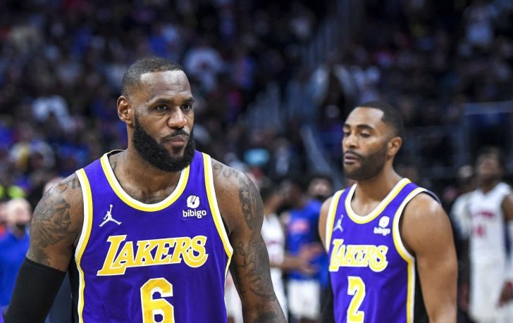 A agressão marcou o jogo que ficou tenso após a virada dos Lakers - Foto: Getty Images via AFP