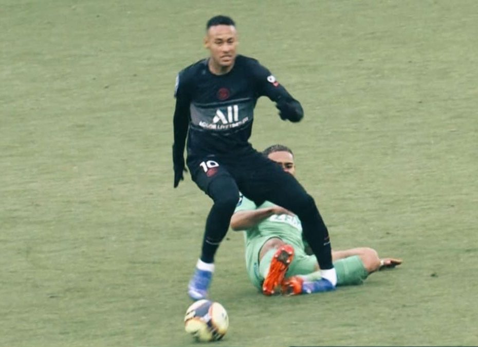 Jogada em que ocorre a lesão, durante jogo do Campeonato Francês - Foto: Reprodução