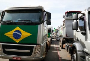 Alguns caminhoneiros começaram as ações na madrugada desta segunda (01) no Porto de Santos - Foto: Reprodução