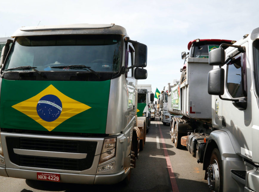 Alguns caminhoneiros começaram as ações na madrugada desta segunda (01) no Porto de Santos - Foto: Reprodução