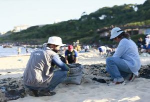 Profissionais trabalhando na manutenção das praias após o vazamento - Foto: Agência Brasil