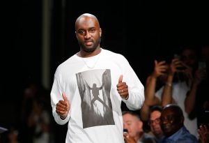 O estilista americano Virgil Abloh entra na passarela após o desfile da coleção masculina da Off-White da temporada primavera-verão 2019 na Semana de Moda de Paris — Foto: Thibault Camus/AP