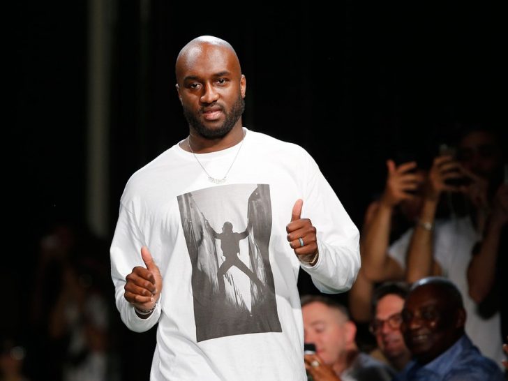 O estilista americano Virgil Abloh entra na passarela após o desfile da coleção masculina da Off-White da temporada primavera-verão 2019 na Semana de Moda de Paris — Foto: Thibault Camus/AP