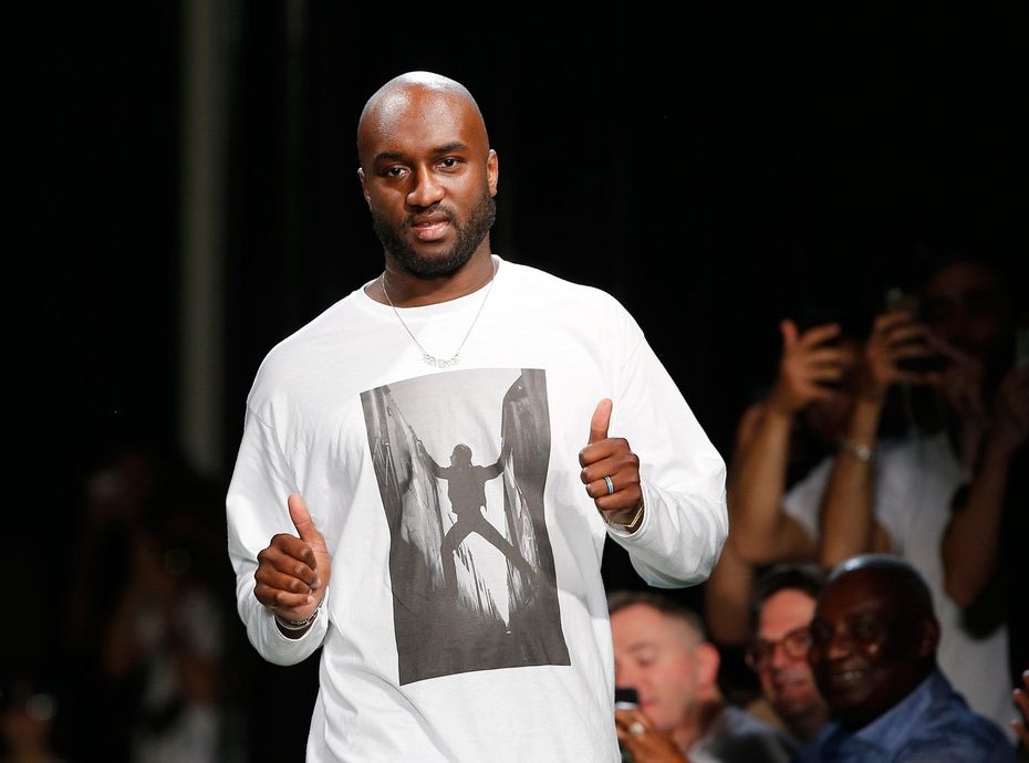 O estilista americano Virgil Abloh entra na passarela após o desfile da coleção masculina da Off-White da temporada primavera-verão 2019 na Semana de Moda de Paris — Foto: Thibault Camus/AP