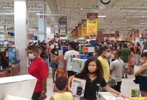 Longas filas e tumulto na unidade do supermercado Extra no Shopping Midway Mall - Foto: Reprodução | Tribuna do Norte