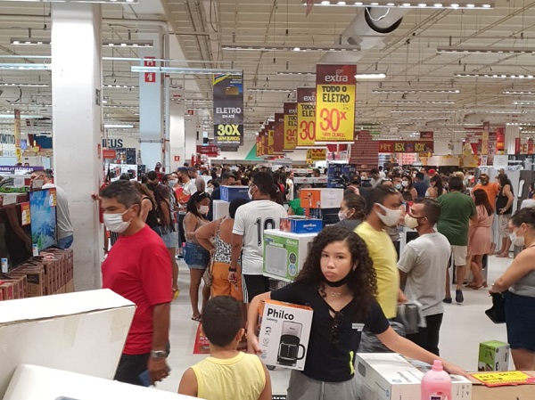 Longas filas e tumulto na unidade do supermercado Extra no Shopping Midway Mall - Foto: Reprodução | Tribuna do Norte