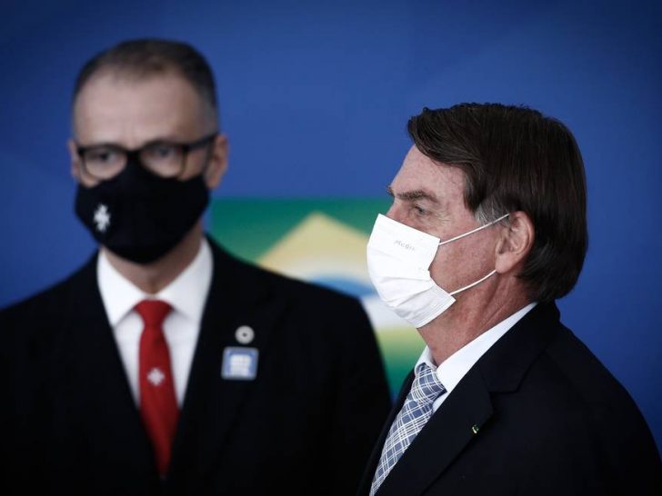 O presidente Jair Bolsonaro, durante cerimônia no Palácio do Planalto, com o presidente da Anvisa, Antônio Barra Torres, ao fundo - Foto: Pablo Jacob/Agência O Globo