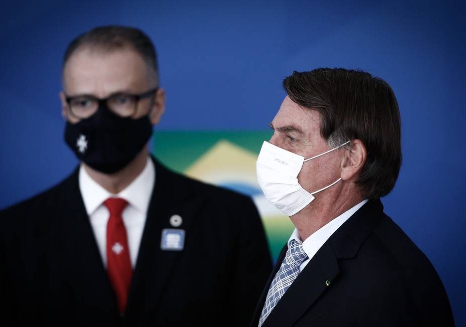 O presidente Jair Bolsonaro, durante cerimônia no Palácio do Planalto, com o presidente da Anvisa, Antônio Barra Torres, ao fundo - Foto: Pablo Jacob/Agência O Globo