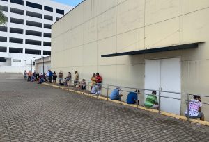 Pacientes formam fila em espera por atendimento no Centro de Enfrentamento às Síndromes Gripais montado em Natal - Foto: Anna Alyne Cunha/Cedida