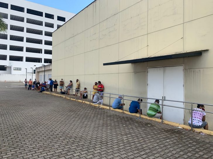 Pacientes formam fila em espera por atendimento no Centro de Enfrentamento às Síndromes Gripais montado em Natal - Foto: Anna Alyne Cunha/Cedida