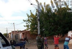 Armado e foragido: homens que estavam em carroça são presos pela polícia em Mossoró - Foto: Reprodução