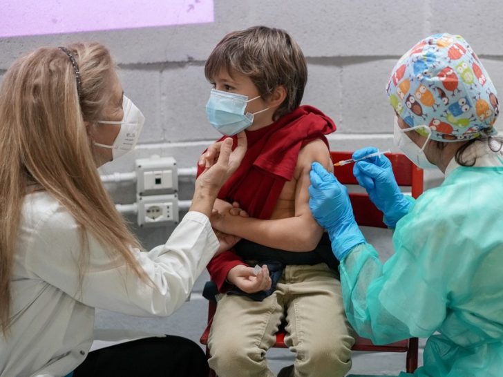 Menino recebe dose da vacina da Pfizer contra a Covid-19 em Roma, na Itália — Foto: Andrew Medichini/AP