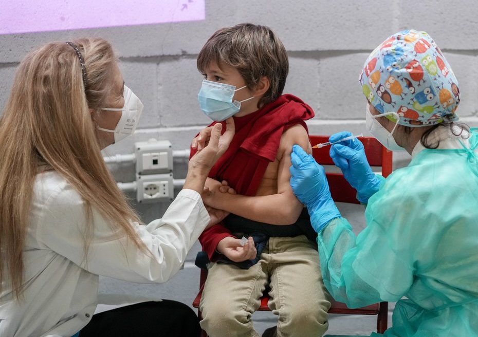 Menino recebe dose da vacina da Pfizer contra a Covid-19 em Roma, na Itália — Foto: Andrew Medichini/AP