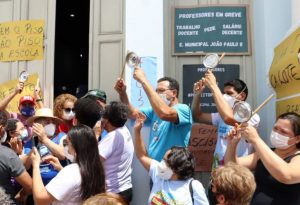 Professores durante protesto em frente à Prefeitura do Natal cobrando reajuste salarial - Foto: Reprodução